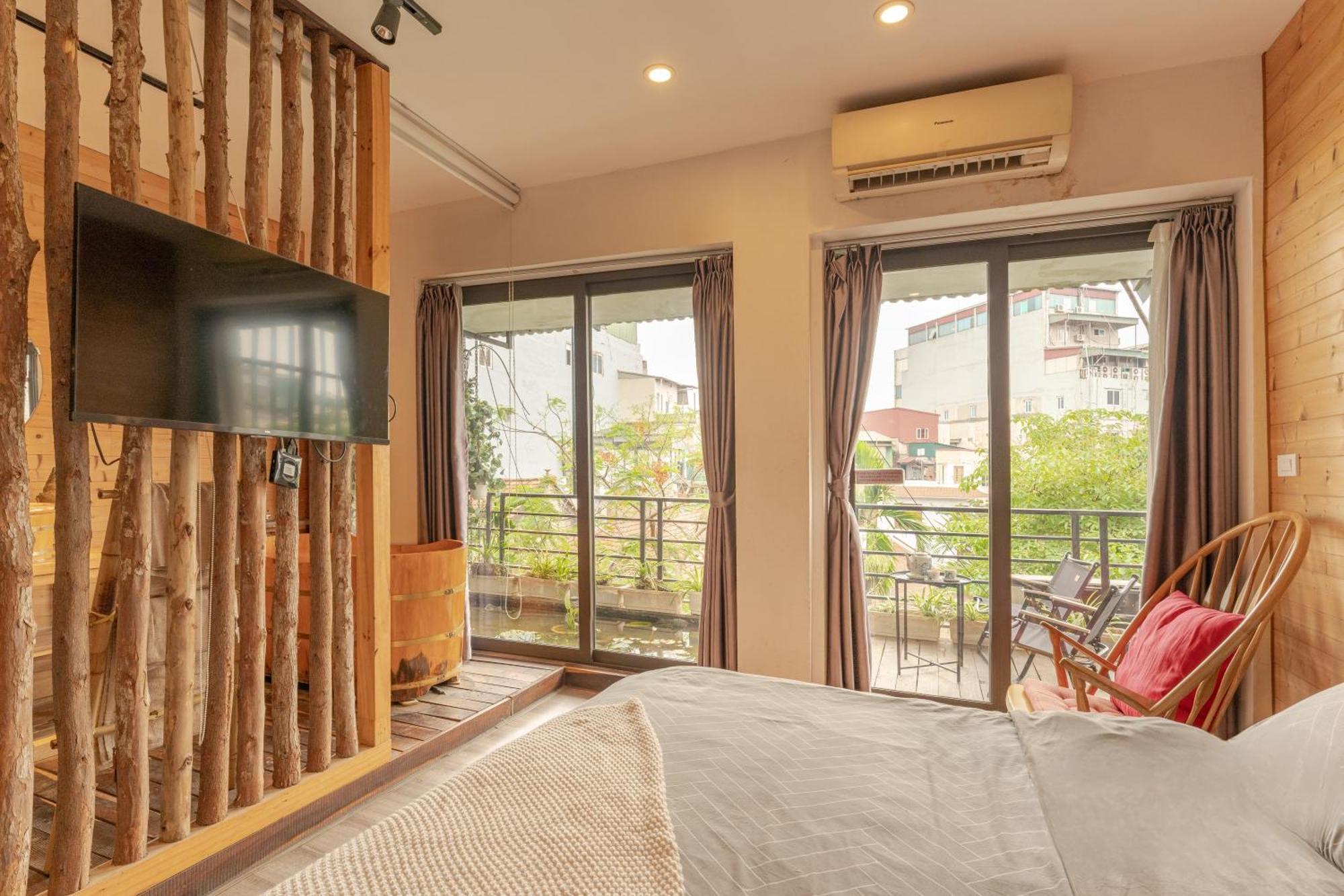 Pagodaview2-lotuspond-woodenbathtub Hanoi