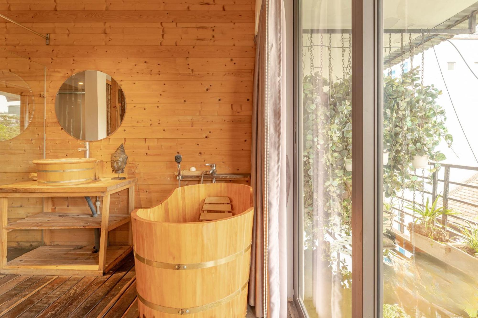 Pagodaview2-lotuspond-woodenbathtub Căn hộ